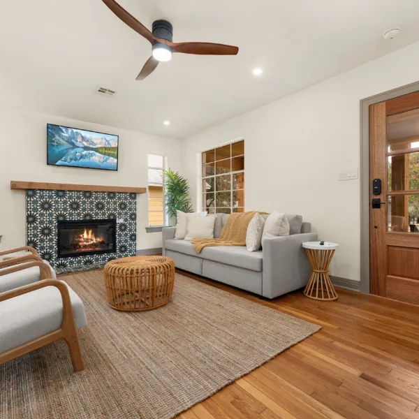 ShortTermRental_SanAntonio_147EEdgewoodPl_Living4