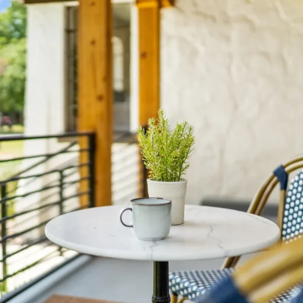 ShortTermRental_SanAntonio_Porch_147EEdgewoodPl
